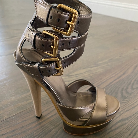 Metallic Gucci Triple Buckle Ankle Strap Platform Sandals, size 35.5 - Picture 1 of 7